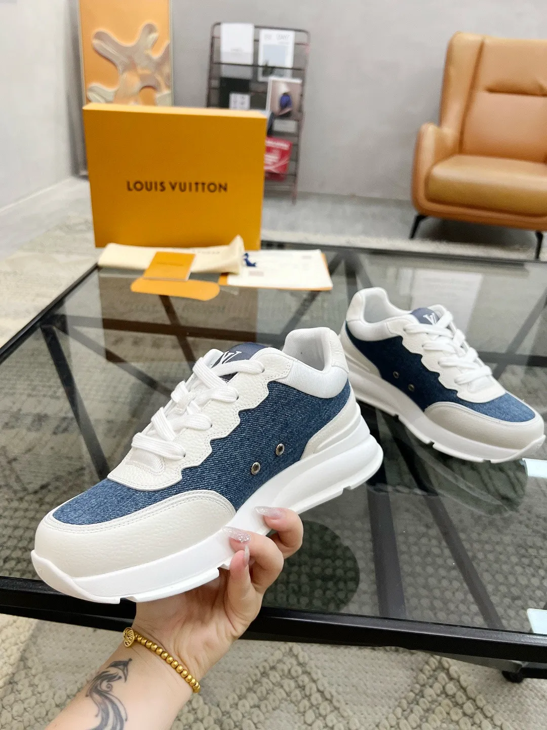 Factory price: 460💰LV🔍Top purchasing agent🇮🇹 Road 炸街男神爆款运动板鞋专柜同步，鞋面意大利进口牛皮搭配布面料，高品质拼接复杂工艺，进口透气网布内里垫，鞋底：原厂特供原版底，T男装男鞋💰U独家活动成型底超级舒适，原厂跟单货，🔍🔍高品质，可随意进出专柜，欢迎对比。 Code number 38-44, (45 customized)
